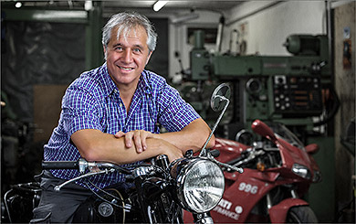 Motorradschrauber - Portrait in seiner Werkstatt